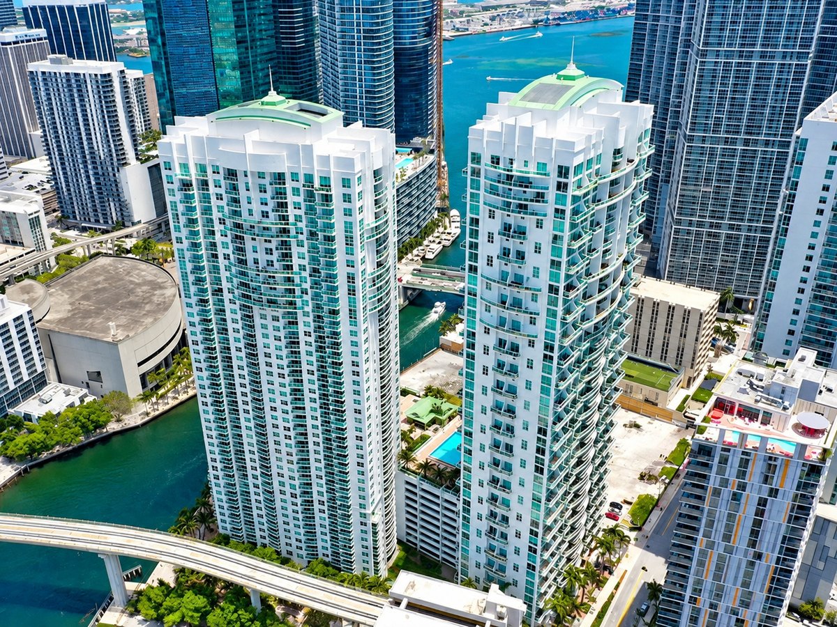Brickell on the River North